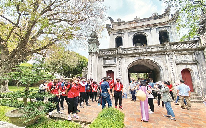 Đoàn vận động viên cầu mây của Thái Lan tham quan Văn Miếu-Quốc Tử Giám.