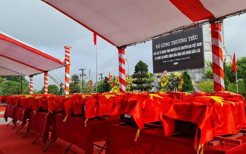 Tổ chức an táng 103 hài chốt liệt sĩ quân tình nguyện và chuyên gia Việt Nam hy sinh trên đất bạn Lào tại Nghĩa trang Liệt sĩ huyện Nghi Lộc.