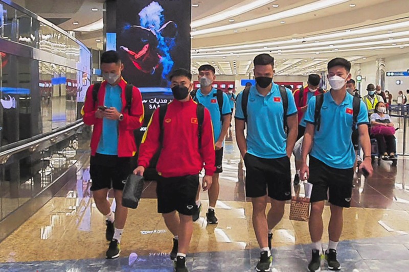 Các thành viên đội tuyển U23 Việt Nam có mặt tại sân bay quốc tế Dubai. (Ảnh: VFF)