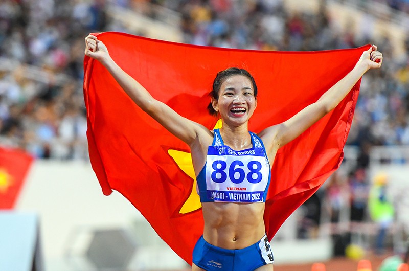 Nguyễn Thị Oanh sau khi phá kỷ lục SEA Games ngay lập tức ôm cờ Tổ quốc chạy quanh sân.
