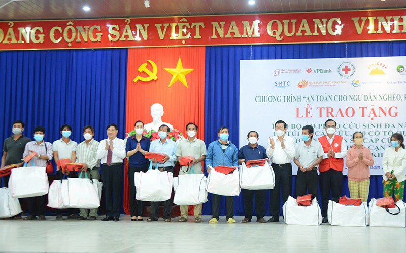 Nguyên Chủ tịch nước Trương Tấn Sang cùng lãnh đạo Trung ương Hội Chữ thập đỏ Việt Nam và tỉnh Quảng Ngãi trao bộ áo phao cứu sinh đa năng cho ngư dân nghèo Quảng Ngãi.