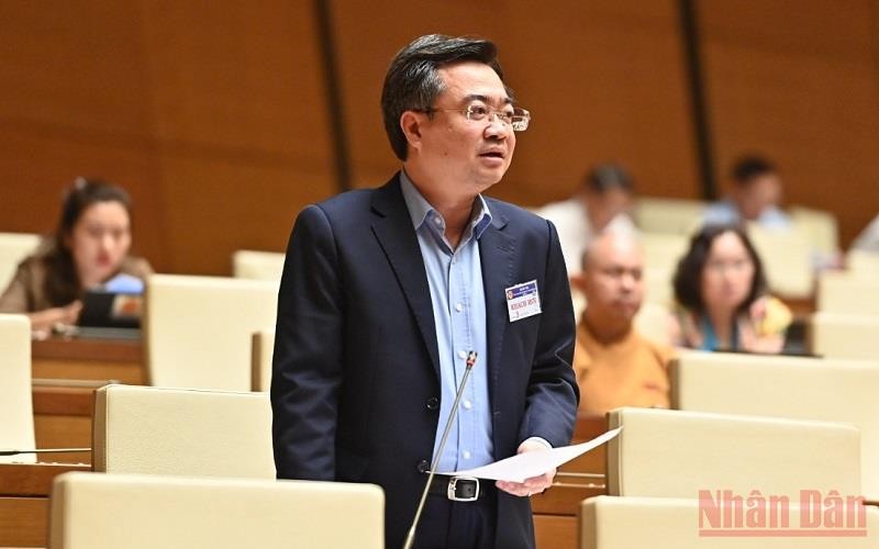 Bộ trưởng Xây dựng Nguyễn Thanh Nghị giải trình, làm rõ một số ý kiến đại biểu Quốc hội nêu trong phiên thảo luận chiều 30/5. (Ảnh: LINH KHOA)