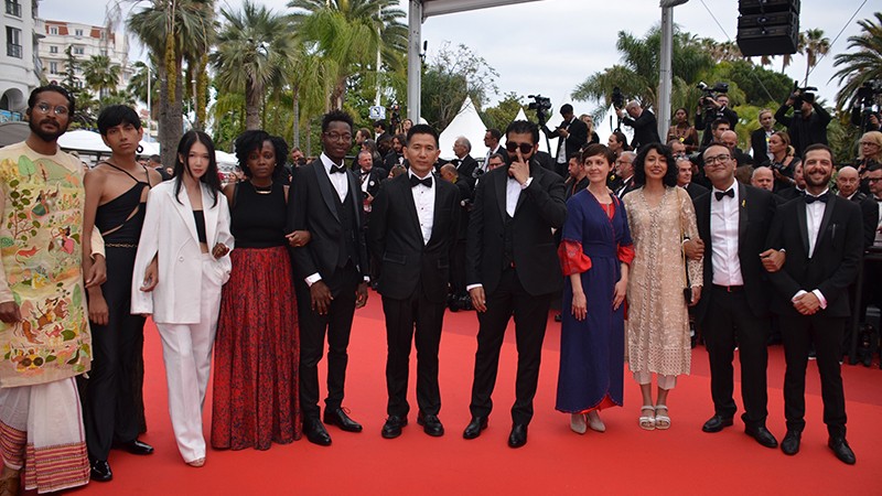 Nguyễn Phan Linh Đan (thứ ba từ trái sang) trong nhóm 10 tác giả dự án phim được La Fabrique Cinema lựa chọn tại LHP Cannes 2022. Ảnh: NVCC