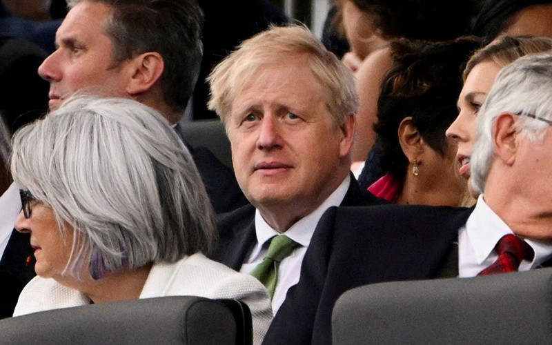 Thủ tướng Johnson dự tiệc mừng Đại lễ Bạch kim của Nữ hoàng Elizabeth II tại Cung điện Buckingham, ngày 4/6. (Ảnh: Reuters)