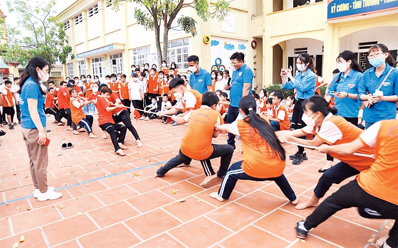 Thiếu nhi xã Thư Phú (huyện Thường Tín) hào hứng tham gia trò chơi kéo co tại “Sân chơi cuối tuần”.