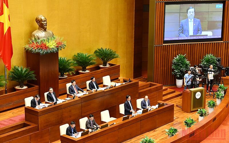 Bộ trưởng Nông nghiệp và Phát triển Nông thôn Lê Minh Hoan là vị trưởng ngành đầu tiên đăng đàn trả lời chất vấn tại Kỳ họp thứ 3, Quốc hội khoá XV.
