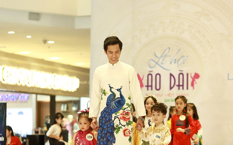 Đạo diễn Huy Lio và các người mẫu nhí trong một chương trình lễ hội áo dài. (Ảnh: Ban Tổ chức cung cấp)