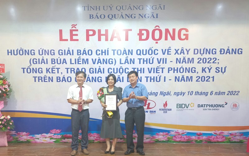 Trao giải A cho tác phẩm "Điểm tựa của trẻ mồ côi" của tác giả Lê Thị Hồng Hoa.
