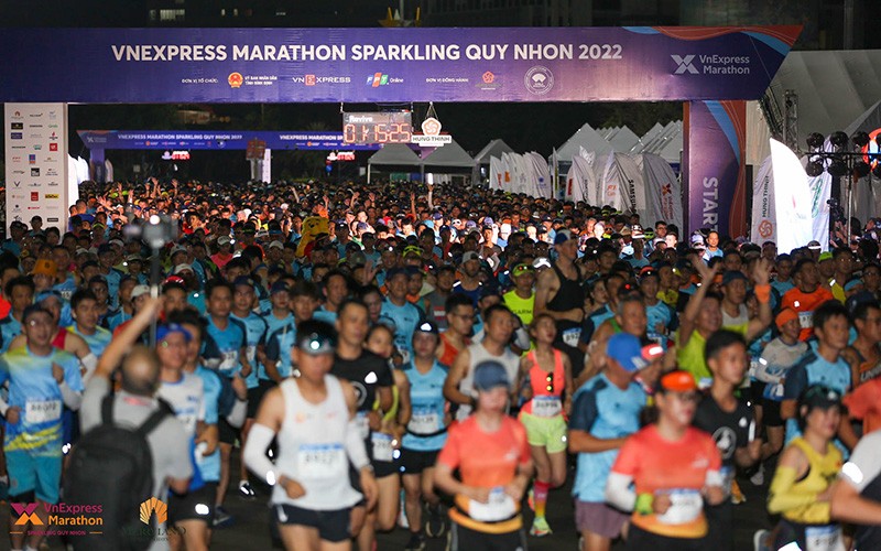 VnExpress Marathon trở lại Quy Nhơn trong năm 2022 một cách bùng nổ với số lượng vận động viên nhiều nhất trong hệ thống giải từ trước đến nay gần 10.000 người. (Ảnh: VnExpress)