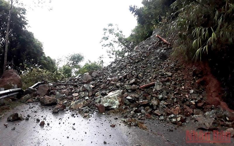 Sạt lở đất đá gây ách tắc cục bộ Quốc lộ 70, tại khu vực xã Thượng Hà (Bảo Yên).