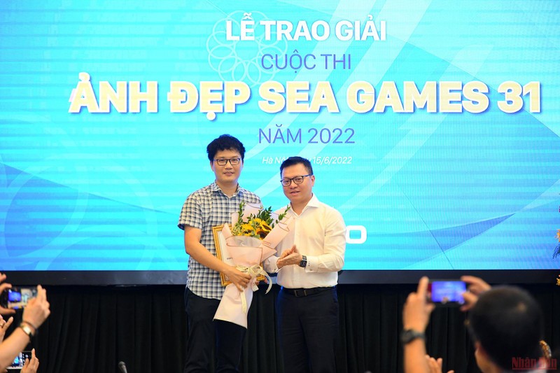 Tổng Biên tập Báo Nhân Dân Lê Quốc Minh trao Giải nhất cho tác giả Trương Anh Đức. (Ảnh: THÀNH ĐẠT)