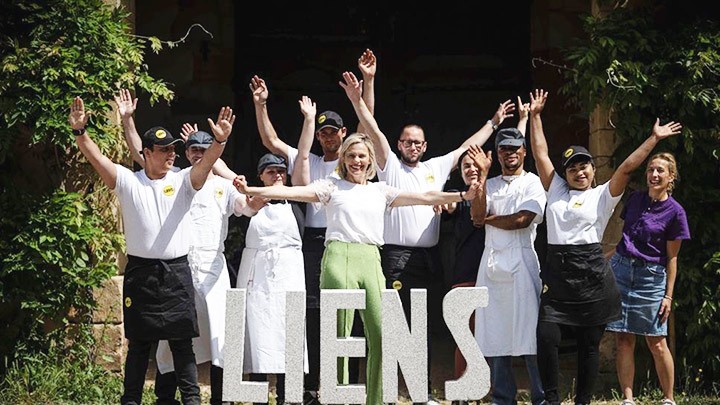 Dự án của nhà hàng Liens giúp nhiều mảnh đời khó khăn. Ảnh: AFP