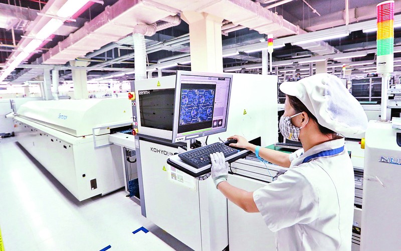 Dây chuyền sản xuất sản phẩm thiết bị đầu cuối tại nhà máy VNPT Technology. Ảnh: Minh Quyết