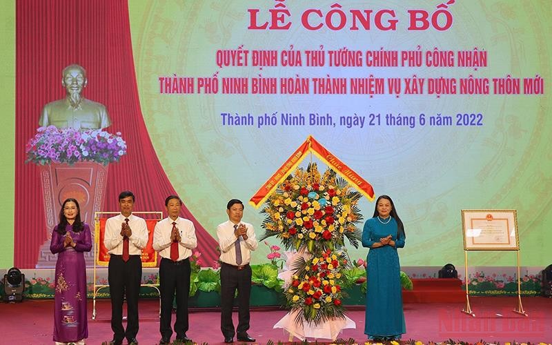 Lãnh đạo tỉnh Ninh Bình tặng hoa chúc mừng thành phố Ninh Bình hoàn thành nhiệm vụ xây dựng nông thôn mới.