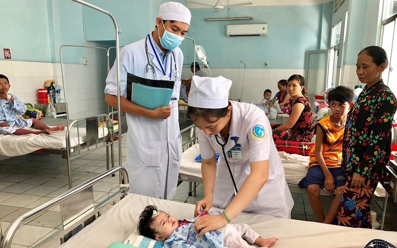 Bệnh nhi nhập viện điều trị bệnh sốt xuất huyết tại Bệnh viện Sản Nhi tỉnh An Giang. (Ảnh: TTXVN)