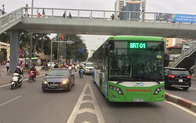 Việc bố trí một số loại xe khác đi vào làn riêng của xe bus BRT sẽ giúp giảm ùn tắc giao thông.