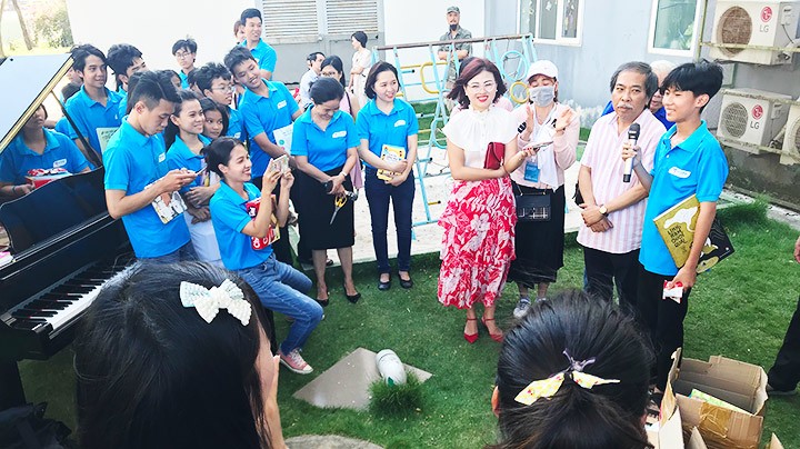 Các đại biểu dự hội nghị giao lưu với các em nhỏ mồ côi tại Trường Hy vọng - Đà Nẵng.
