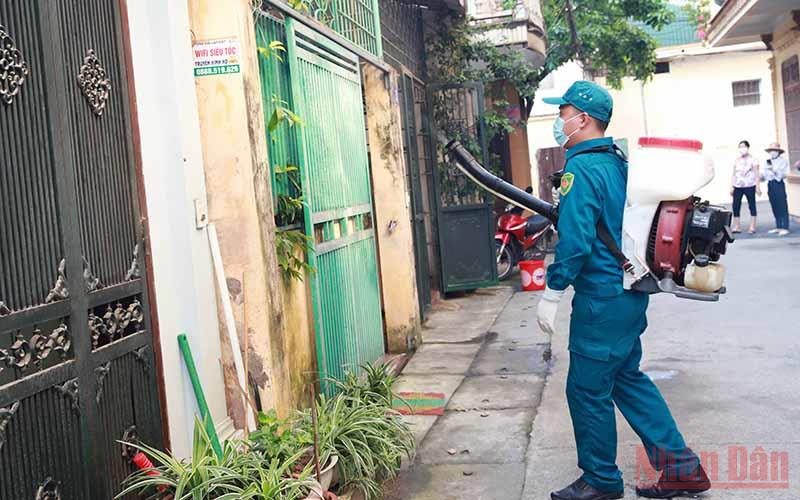 Phun hóa chất diệt muỗi phòng sốt xuất huyết tại thành phố Phủ Lý.