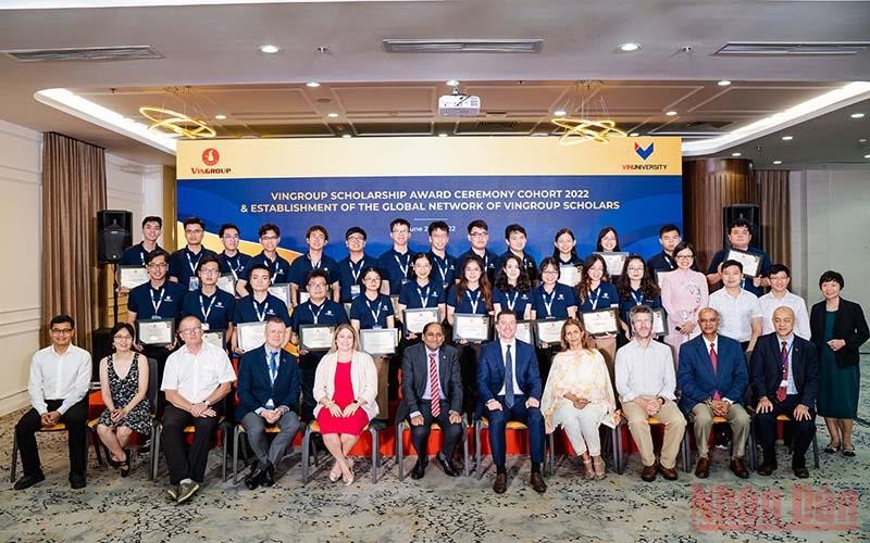 Học bổng Khoa học công nghệ Vingroup năm 2022 vinh danh 30 sinh viên Việt Nam xuất sắc. 