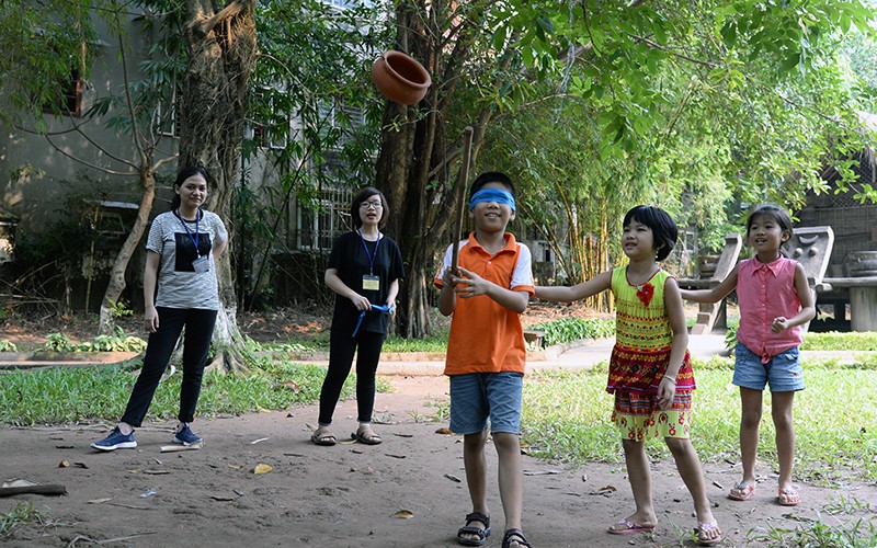Trẻ em tham gia trò chơi vận động ngoài trời tại Bảo tàng Dân tộc học Việt Nam. (Ảnh MỸ HÀ)