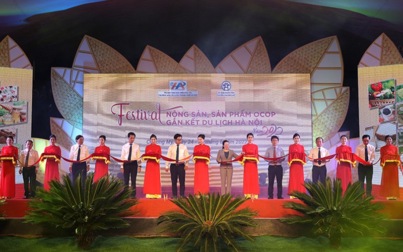 Các đại biểu cắt băng khai mạc “Festival Nông sản, sản phẩm OCOP gắn kết du lịch Hà Nội 2022”.