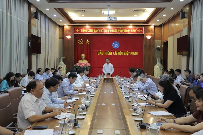Tổng Giám đốc Bảo hiểm xã hội Việt Nam Nguyễn Thế Mạnh chỉ đạo tại cuộc họp.