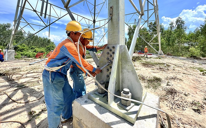 Thi công cột truyền tải điện của đường dây 500kV Nhiệt điện Vân Phong-Nhiệt điện Vĩnh Tân tại thị xã Ninh Hòa (tỉnh Khánh Hòa).
