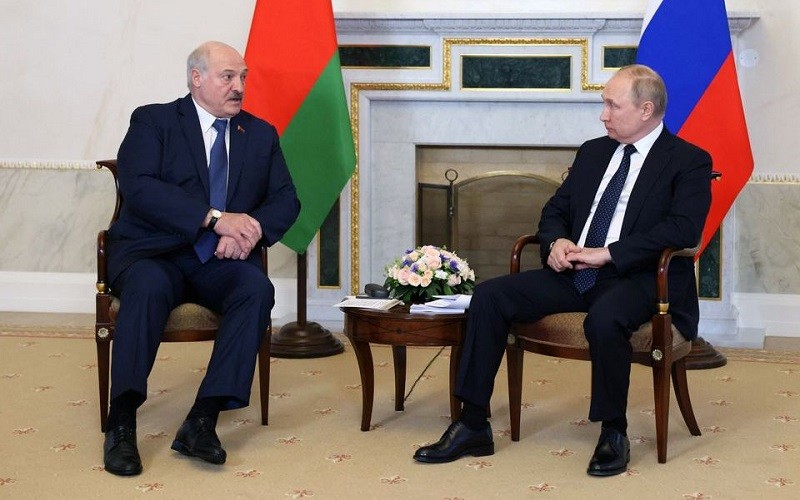 Tổng thống Nga Vladimir Putin (phải) và người đồng cấp Belarus Alexander Lukashenko. (Ảnh: REUTERS)