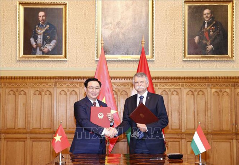 Chủ tịch Quốc hội Vương Đình Huệ và Chủ tịch Quốc hội Hungary László Kövér ký Thỏa thuận hợp tác giữa hai Quốc hội. (Ảnh: TTXVN)