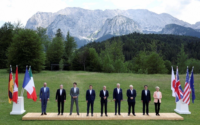 Các lãnh đạo G7 cùng Chủ tịch Ủy ban châu Âu và Chủ tịch Hội đồng châu Âu chụp ảnh chung tại lâu đài Schloss Elmau, địa điểm tổ chức Hội nghị thượng đỉnh G7, Đức, ngày 26/6/2022. (Ảnh: REUTERS)