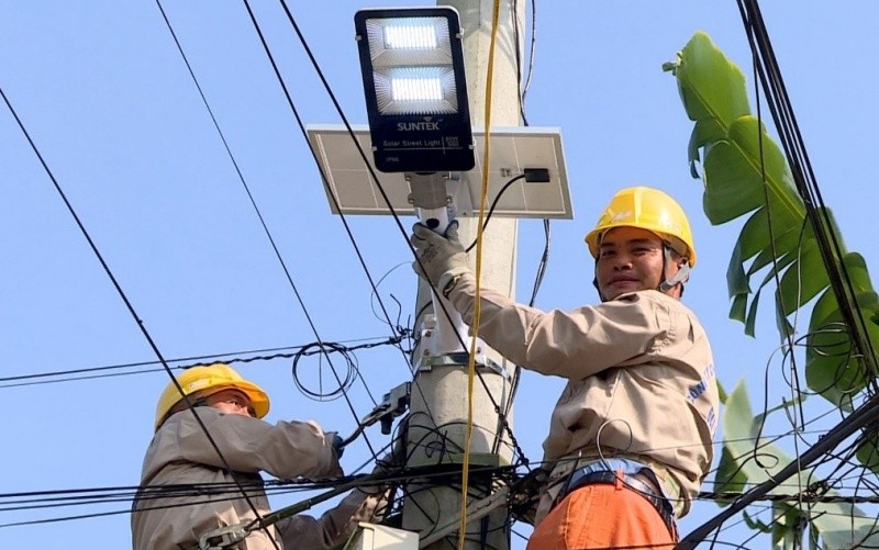 Hơn 10km tuyến đường thuộc xã Đông Mỹ (thành phố Thái Bình) được lắp đèn năng lượng mặt trời trong chương trình “Thắp sáng đường quê”, do tỉnh Thái Bình phát động.