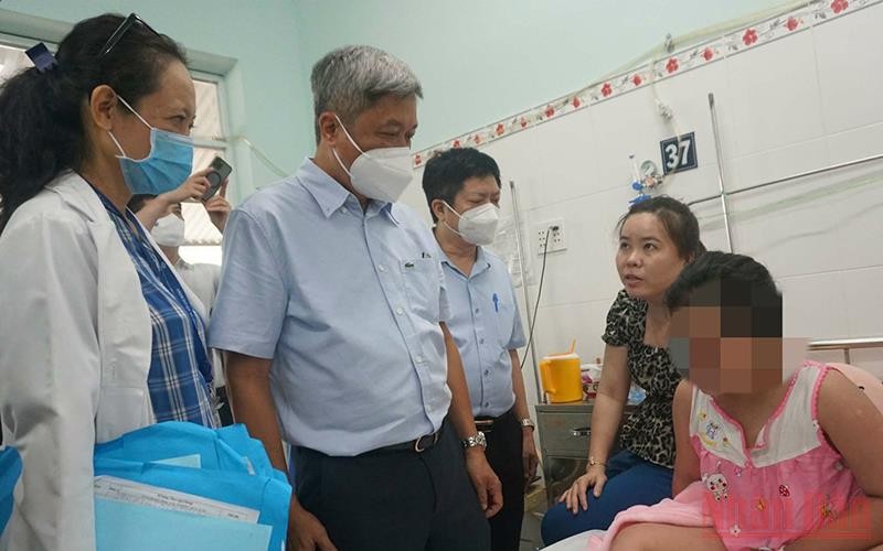 Thứ trưởng Y tế Nguyễn Trường Sơn kiểm tra công tác điều trị bệnh sốt xuất huyết tại Bệnh viện quận 8, Thành phố Hồ Chí Minh.