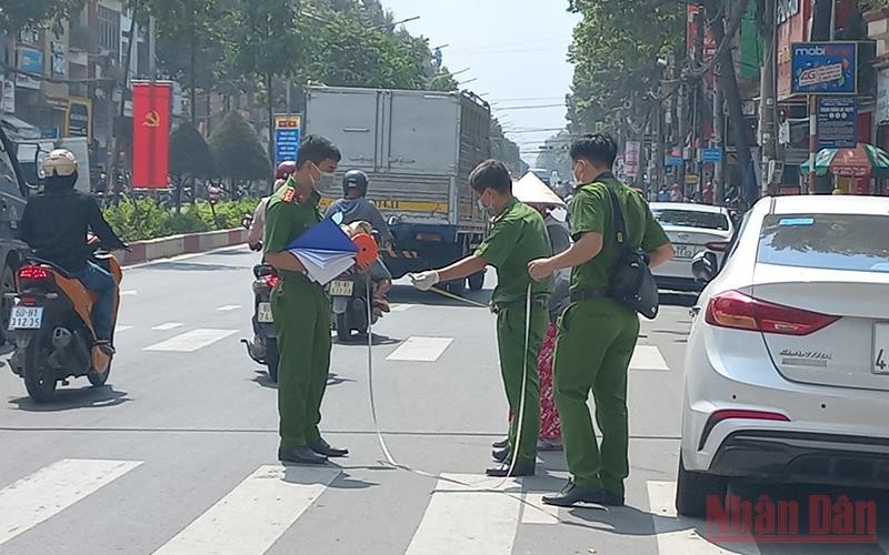 Lực lượng Công an thành phố Biên Hòa tiến hành khám nghiệm hiện trường.