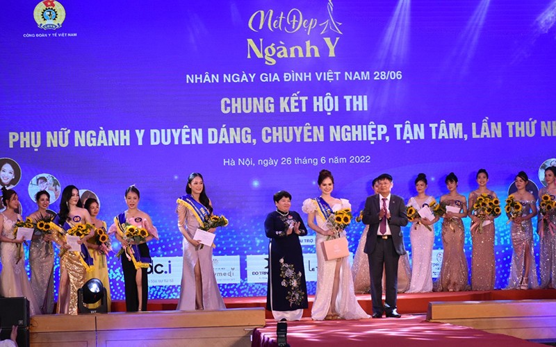Ban tổ chức trao Giải đặc biệt cho thí sinh Phạm Thị Chung (Bệnh viện Bạch Mai).