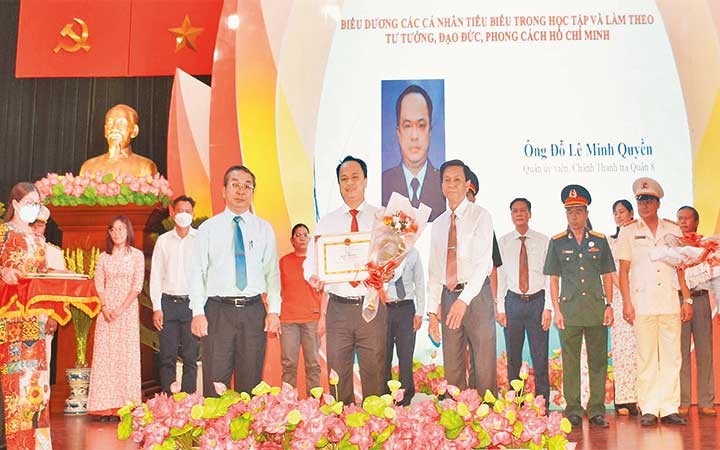 Quận ủy quận 8 tuyên dương các cá nhân tiêu biểu trong học tập và làm theo tư tưởng, đạo đức, phong cách Hồ Chí Minh.