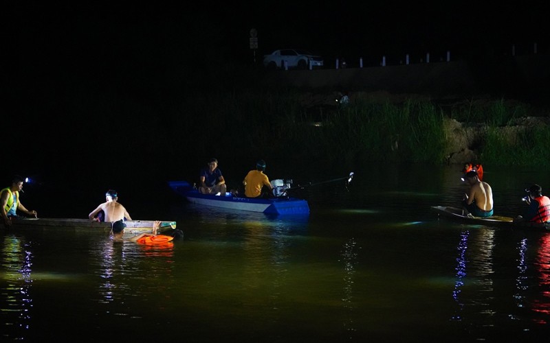 Lực lượng chức năng tỉnh Quảng Bình tổ chức tìm kiếm các nạn nhân trên sông Dinh trong đêm.