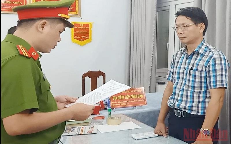 Công an tỉnh Quảng Nam đọc lệnh bắt đối tượng Trần Quang Kim Sơn.