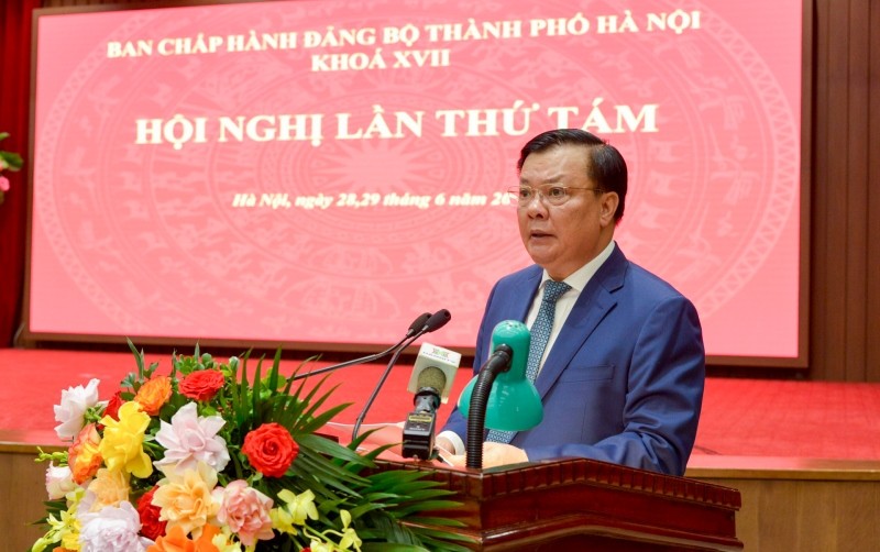 Đồng chí Đinh Tiến Dũng, Ủy viên Bộ Chính trị, Bí thư Thành ủy Hà Nội phát biểu tại hội nghị.