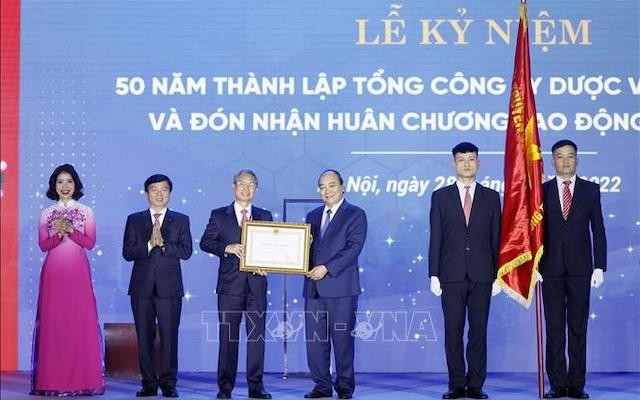 Chủ tịch nước Nguyễn Xuân Phúc trao tặng Huân chương Lao động hạng Nhất cho Tổng công ty Dược Việt Nam. (Ảnh: Thống Nhất /TTXVN)