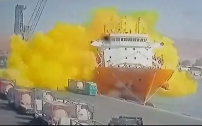 Đám mây khí độc màu vàng bốc lên sau khi bể chứa rò rỉ tại cảng ở Jordan, (Nguồn: theguardian.com)