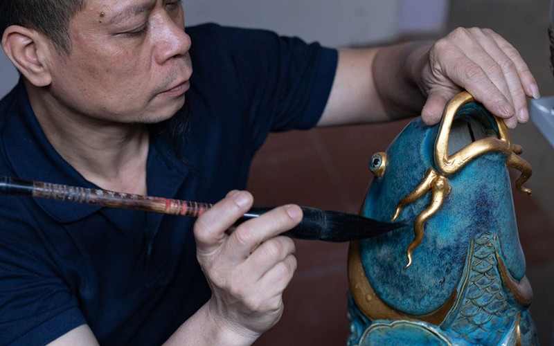 Nghệ nhân Nguyễn Hùng trong xưởng gốm của mình. (Ảnh: Nhân vật cung cấp)