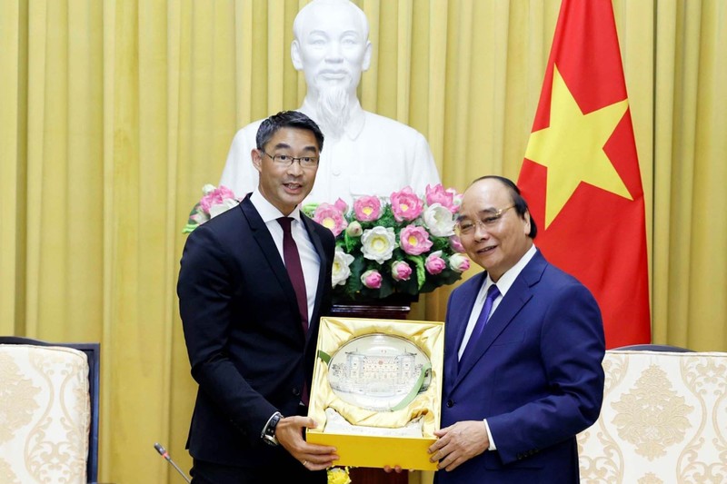 Chủ tịch nước Nguyễn Xuân Phúc tiếp ông Philipp Rosler, Lãnh sự danh dự Việt Nam tại Thụy Sĩ. (Ảnh: TTXVN)