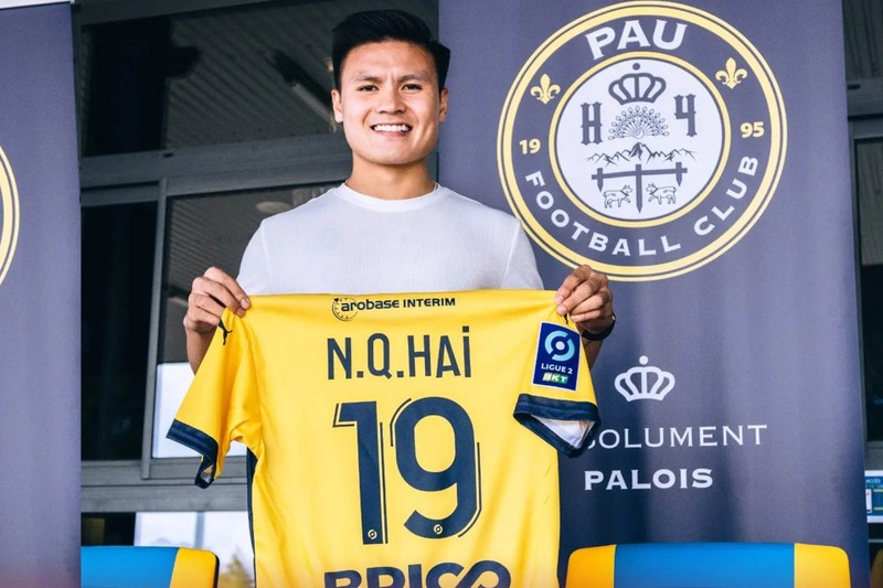 Quang Hải và chiếc áo số 19 quen thuộc ở đội bóng mới. (Ảnh: Pau FC)