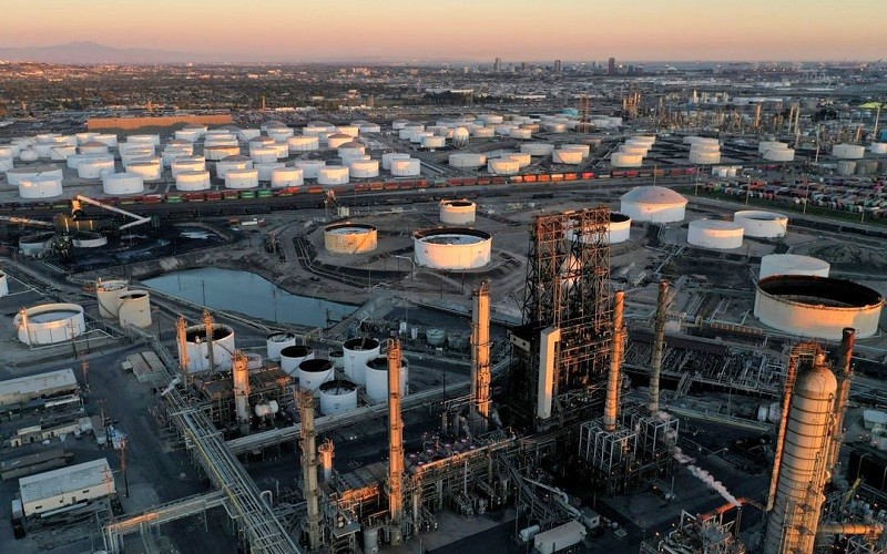 Quang cảnh nhà máy lọc dầu Los Angeles của Công ty Phillips 66 (phía trước) và các bồn chứa dầu mỏ tinh chế tại cảng Kinder Morgan Carson (phía sau) ở Carson, California, Mỹ. (Ảnh: REUTERS)