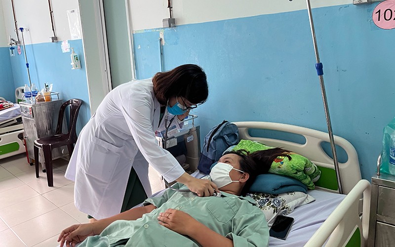 Bệnh nhân sốt xuất huyết điều trị tại Bệnh viện đa khoa khu vực Hóc Môn. (Ảnh: Mạnh Hảo)
