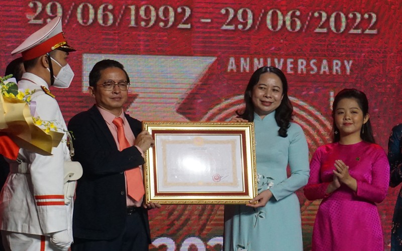 Phó Chủ tịch nước Võ Thị Ánh Xuân trao Huân chương Lao động hạng Nhất cho Công ty cổ phần Tập đoàn CT Group.