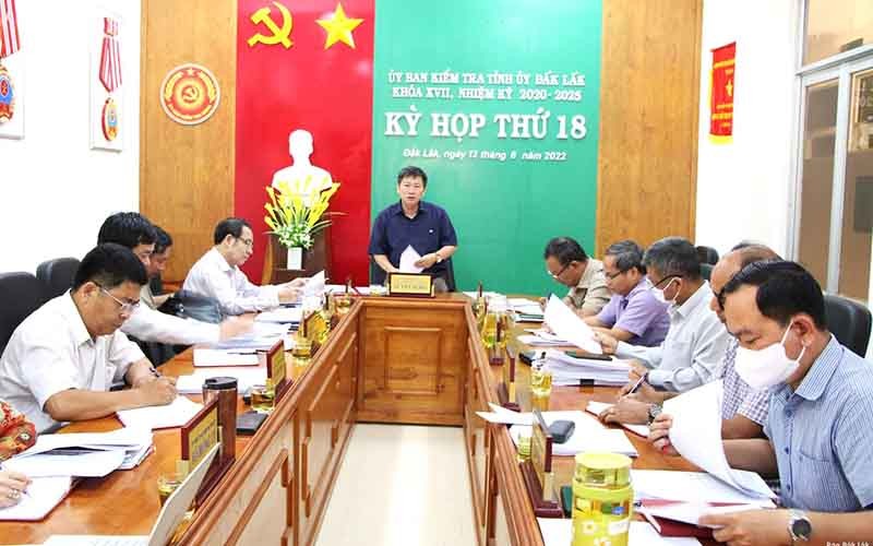 Chủ nhiệm Ủy ban Kiểm tra Tỉnh ủy Đắk Lắk Lê Văn Nghĩa chủ trì phiên họp.