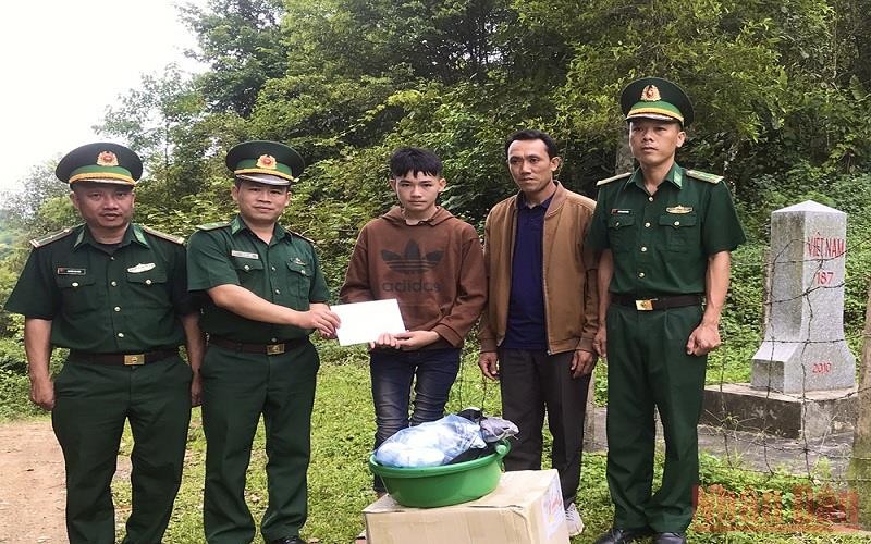 Bộ đội Biên phòng Sơn La tặng quà hỗ trợ em Lường Văn Sặn tại cột Mốc 187.