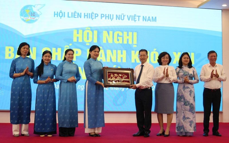 Đồng chí Nguyễn Văn Quảng tặng quà Hội Liên hiệp Phụ nữ Việt Nam.