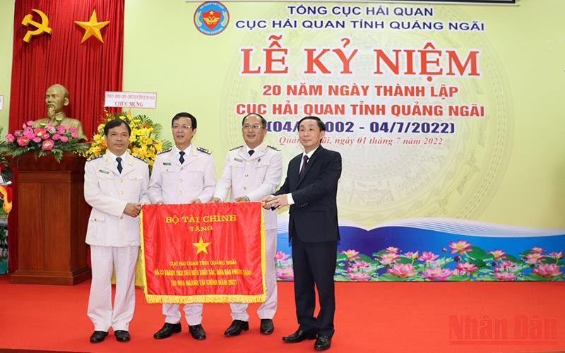 Trao Cờ thi đua của Bộ Tài chính tặng Cục Hải quan tỉnh Quảng Ngãi.